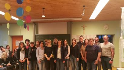 Bild: exb
Die Mitglieder des Elternbeirates (von links): Sandra Meier, Corinna Wagner, Veronika Bierler, Katharina Tölg, Daniela Barthel, Sonja Pröls, Doris Bauer, Regine Zinger, Karin Mandl, Bettina Ries, Tanja Richthammer, Marcus Christoph, Karin Prem, Michael Zimmerer, Christian Schneidemesser und Mario Sorgenfrei.