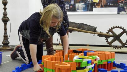 Bild: Winkler
Hoch konzentriert arbeitet Franziska Prölß an ihrem Kindergarten in Schweinchen-Optik.