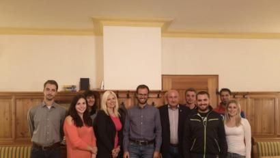 Bild: höl
Dem Gemeinderatskandidaten Florian Rauch (Fünfter von links) gratulierten JU-Ortsvorsitzender Julian Schall (links), FU-Ortsvorsitzende Evi Höllerer (Dritte von links), CSU-Ortsvorsitzender Georg Götz (Fünfter von rechts) und die Vorstandschaft der JU Hahnbach.