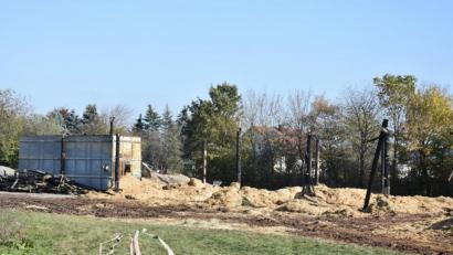 Bild: Hladik
Vom Löschen liegen noch Schläuche auf der Wiese. Die Lagerhalle mit 450 Strohballen ist ausgebrannt. Nicht mehr zu gebrauchen sind auch die Blechsilos, in denen Getreide lagerte.