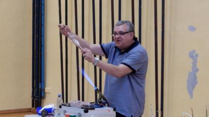 Bild: exb
Zum Staunen bringt Jürgen Piller die Kinder mit seinen gläsernen „Wasserteufelchen“, die er in einer Flasche auf Kommando wandern oder tanzen lässt.