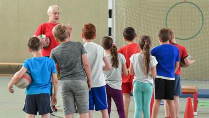 Bild: Patrick Pleul/zb/dpa
Kein Zeit, vor allem nicht regelmäßig: Unbezahltes Engagement in Sport- und Sozialvereinen, Parteien, Gewerkschaften oder bei der Feuerwehr gehört für immer weniger Menschen zum Alltag. Aber wie sähe unser Leben ohne engagierte Ehrenamtliche aus?