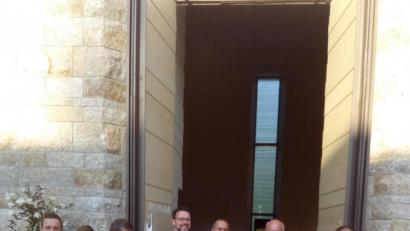 Bild: exb/Manfred Strigl
Katrin Oppitz, Chefin der Gemeindeerneuerung im Bistum Regensburg, Jörg Oppitz, Vorsitzender des Evangelisationswerkes in der Diözese, Markus Nickl, KAB-Sekretär, Michael Träger, KAB – Verantwortlicher im Bezirk Weiden, und andere Gäste das neue Programm.