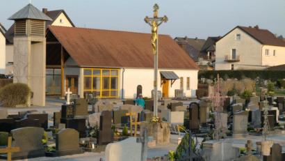 Bild: sh
Ein Blick auf den Schnaittenbacher Friedhof mit dem großen Friedhofskreuz und dem Leichenhaus.
