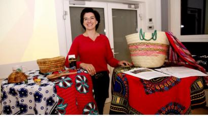Bild: Hirsch
Kreisbäuerin Sabine Schindler brachte bunte Decken, Taschen und Tischschmuck aus Kenia mit und erzählte von der Farbenpracht des Landes.