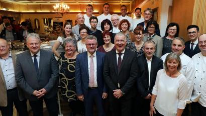Bild: Wolfgang Steinbacher
Über das Alleinstellungsmerkmal „Schlemmerwochen“ freuten sich Gastronomen, Organisatoren und Schirmherren.