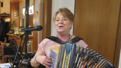 Bild: jzk
Christine Bleiber spielt Steirische Harmonika bei den "Wondrebtalern".