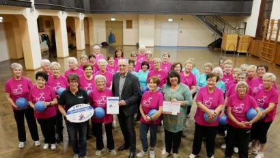 Bild: hmr
Die Frauengymnastikgruppe in der Stadthalle Waldsassen bei der Übergabe der Auszeichnung. In der vorderen Reihe (von links) Regina Gerl mit dem Qualitätssiegel, Übungsleiterin Irma Gerl, Bernt Rose, Übungsleiterin Paula Plass und Silvia Stark.
