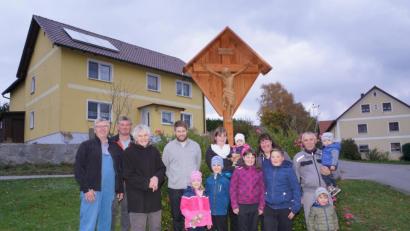 Bild: fvo
Stolz präsentieren die Ottenriether ihr neues Dorfkreuz