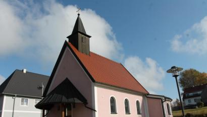 Bild: pi
Die Kapelle in Hinterbrünst zählt zu den Schmuckstücken der Gemeinde und Pfarrei.