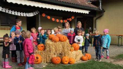 Bild: bk
Die Kinder und Erzieherinnen haben sichtlich Spaß beim Kürbisfest im Kindergarten St.Martin.
