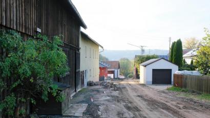 Bild: do
Die Arbeiten für die vollständig neu herzustellende Infrastruktur im Vorbacher Ortsteil Höflas bringt derzeit viele Belastungen für die Einwohner mit sich. Bis Weihnachten sollen allerdings mit dem Einbau der ersten Asphaltdecke die größten Behinderungen der Vergangenheit angehören.