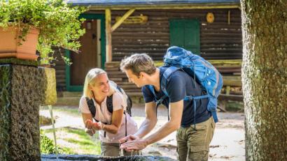 Bild: exb/Thomas Kujat
Ein klassischer Nurtschweg-Moment: erfrischende Pause an der Blockhütte bei Bärnau