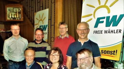 Bild: jml
Vorsitzender Walter Fischer, Stellvertreter Thomas Riedl, Schriftführer Reinhard Wagner sowie Kassenprüfer und Beisitzer Hermann Prechtl (stehend von links) führen die Freien Wähler die kommenden Jahre an. Karl Merkel (sitzend von links) gibt nach langen aktiven Jahren sein Kassenprüferamt ab, Kathrin Röber bleibt Schatzmeisterin und Reinhard Ponitz wechselt vom Vorsitzenden zum Kassenprüfer.
