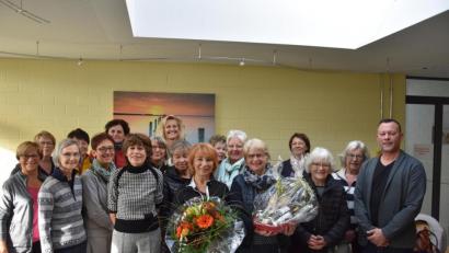 Bild: pchs
Lydia Ebneth (Mitte) freut sich zusammen mit einer ihrer Yoga-Gruppen, über ihre zahlreichen Geschenke und über die langjährige Partnerschaft mit vorne, Vierte von links) Evi Wiesend, Angelika Meindl (vorne, Dritte von rechts) und Geschäftsführer Stefan Frischholz (rechts).