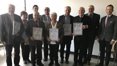 Bild: eig
Die Senioren-Union hat sieben neue Ehrenmitglieder: Franz Schwarz, Maria Hofmann, Josef Pollak, Anton Eismann, Roswitha Scheidler, Simon Wittmann und Hans Simmerl (von links); mit im Bild MdL Stephan Oetzinger, der Kreisvorsitzende Georg Stahl und MdB Albert Rupprecht (rechts).