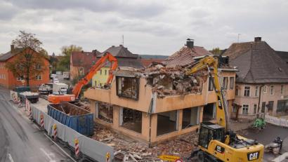 Bild: exb/Robert Eger
Ein Stück Wirtschaftswunder verschwindet aus dem Ortskern von Pfreimd: Der neuere Trakt des Haas-Hauses ist inzwischen komplett abgerissen.