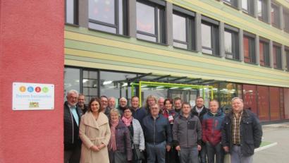 Bild: Uwe Ibl
Die Umbauarbeiten der Grundschule Neustadt sind abgeschlossen. Der Freistaat verleiht der Bildungseinrichtung die Bezeichnung barrierefreie Schule. Darüber freuen sich Bürgermeister Rupert Troppmann (von links) und Konrektorin Anja Steinsdörfer sowie Architekt Werner Meier vom Büro Binner (rechts).
