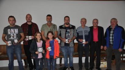 Bild: ak
KlZV-Vorsitzender Helmut Kopp und Bürgermeister Günter Kopp (von rechts) gratulierten (hinten, von links) Florian Frank, Alexander Sporr, Wolfgang Liedl, Stefan Pöllath und Josef Dötterl.