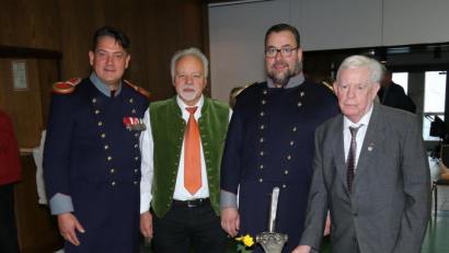 Bild: prh
Zwei alte Freunde aus dem Arbeitskreis "Neustadt in der Europa" begegnen sich: Ludwig Fritsch (Zweiter von links) gratuliert Ludwig Dippel (rechts) zum 90. Geburtstag in Neustadt (Hessen).