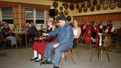 Bild: bjp
"Willst du hier im Theater einen Ehekrach anzetteln?" "Nein, das können wir auch daheim noch machen." Mit ihren Eherangeleien nerven Oma Emma und Opa Otto (Magdalena Schwemmer und Alexander Wolf) zwar das vornehme Fräulein Viola (Silvia Neukam), lassen aber beim Publikum die Lachtränen kullern.
