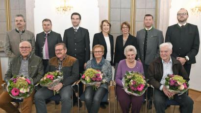 Bild: Petra Hartl
Die von Landrat Andreas Meier (stehend, Erster von rechts) ausgezeichneten Träger des Ehrenzeichens (sitzend, von links): Reinhard Sertl, Klaus Nigg, Christine Sauer, Monika Wittmann und Anton Pöpperl.