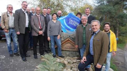 Bild: wro
Mit MdL Alexander Flierl (Zweiter von links) und MdL Tobias Reiß (Sechster von links) diskutierten Fischbauern und Vertreter aus der Kommunalpolitik über die aktuellen Probleme in der Teichwirtschaft.