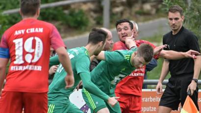 Bild: Reiner Fröhlich
Blick auf den Ball, den Gegner auf Abstand halten und ab nach vorne. Die DJK Ammerthal (am Ball Kapitän Bernhard Neumayer) hat nach vielen Jahren mal wieder einen entspannten Herbst.