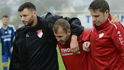 Bild: ham
In der Partie gegen den TSV Kareth verletzten sich Sebastian Ring (Mitte), der hier von seinen Vereinskameraden vom Platz gebracht wird, und Peter Schießl so schwer, dass sie vor der Winterpause nicht mehr zum Einsatz kommen werden.