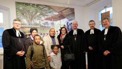 Bild: tat
Zur Eröffnung des Museums kam sogar eine kleine Delegation aus Papua-Neuguinea. Dies freute Gerda Stollner (Mitte) besonders.