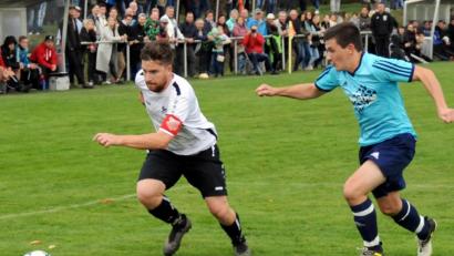 Bild: hho
Der TSV Konnersreuth (rechts Lukas Baumgärtner) bezwang am vergangenen Sonntag den FC Lorenzreuth (rechts Michael Schneider) mit 3:1 und übernahm damit die Tabellenführung in der Kreisliga Süd. Am 17. Spieltag tritt der Spitzenreiter beim FC Schwarzenbach/Saale an.