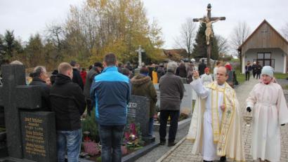 Bild: kro
Pfarradministrator Armin Maierhofer beim Besprengen der Gräber am Friedhof in Mähring.
