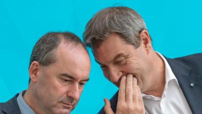 Bild: Peter Kneffel/dpa
Duzfreunde an der Regierung: Hubert Aiwanger (links) und Markus Söder.