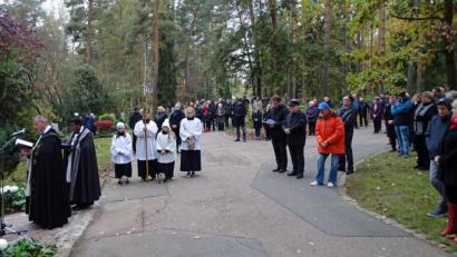 Bild: Dobmeier
Stadtpfarrer Peter Brolich (links) und Pfarrvikar Celestine Joseph Thazhuppil segnen die Gräber an Allerheiligen auf dem Waldfriedhof im Beisein vieler Gläubiger.