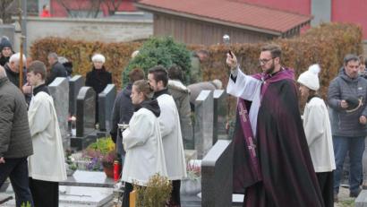 Bild: mfh
Allerheiligen in Sulzbach-Rosenberg: Gräbergang mit Segnung auf dem Alten Friedhof.