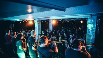 Bild: exb/Jens Bodenstein
Wie eine Rockband, nur mit anderen Mitteln: die "Youngblood Brass Band" in der "Sünde".