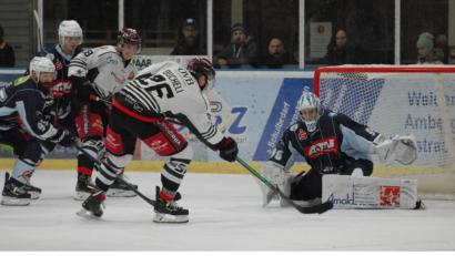 Bild: gb
Die Blue Devils besiegten am Freitagabend die Starbulls Rosenheim mit 3:2 nach Penaltyschießen. Goalie Daniel Filimonow, der hier gegen Daniel Bucheli pariert, bot eine großartige Leistung.