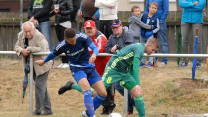 Bild: gb
Derby in der Landesliga Nordost: Der SV Mitterteich gastiert am Samstag um 14 Uhr beim FC Vorwärts Röslau. Zum Saisonauftakt, Szene mit Jonas Federer (SV, rechts) und Anthony Hofweller (FC, links), trennten sich beide Mannschaften 2:2.