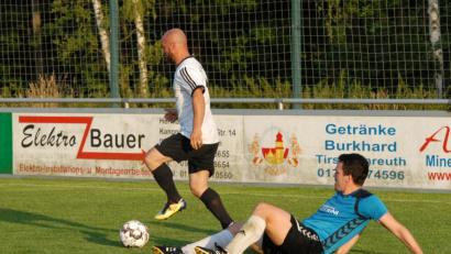 Bild: gb
Der SV Poppenreuth empfängt am Sonntag den FC Tirschenreuth. Das Hinspiel gewann der SVP (links Skerdilaid Curri) bei den Kreisstädter (rechts Andreas Gradl) mit 3:0.