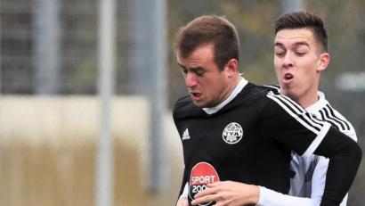 Bild: btg
Fabian Helleder (hinten) hatte mit dem Aiglsbacher Toptorjäger Manfred Gröber alle Hände voll zu tun.