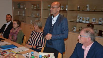 Bild: jr
Beim Treffen der Jugendbeauftragten in Konnersreuth mit dabei waren (von rechts) Bürgermeister Max Bindl, stellvertretender Landrat Alfred Scheidler, Theresia Kunz, sowie die Jugendbeauftragten Johanna Dötterl (Wiesau) und Huberth Rosner (Tirschenreuth).