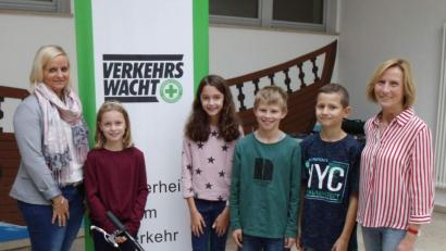 Bild: u
Rektorin Gabriele Krettner (rechts) und die Drittklässler haben gut lachen, als ihnen Elternbeiratsvorsitzende Ramona Beyerlein ein Fahrrad übergibt – finanziert vom Förderverein und Elternbeirat der Grund- und Mittelschule.