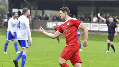 Bild: frü
Der Königsteiner Doppeltorschütze Udo Hagerer freut sich über seinen ersten Treffer.