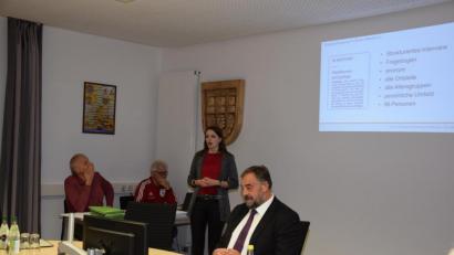 Bild: fla
Annette Zinnbauer (stehend) stellte Bürgermeister Josef Beimler, den Markträten und den Zuhörern im Sitzungssaal ihre Bachelorarbeit vor.