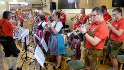 Bild: Schönberger, Ferdinand [fsb]
Die „Oberpfälzer Weiher Musikanten“ mit Leiter Arne Mack