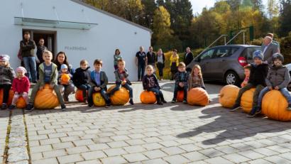 Bild: exb
Die Kinder freuen sich über ihre riesigen Früchte.