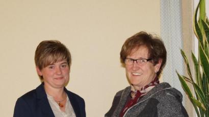 Bild: weu
Bürgermeisterin Sonja Meier (links) beglückwünschte Maria Baumer zur Auszeichnung mit der Kommunalen Verdienstmedaille in Bronze.