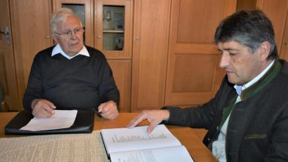 Bild: rgr
Monsignore Karl Wohlgut (links) überreicht den dritten Grafenwöhrer Almanach an Bürgermeister Edgar Knobloch.