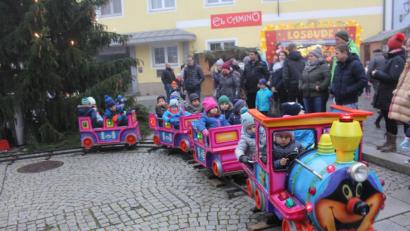 Bild: frd
Die Kindereisenbahn am Marktplatz ist bei allen Festivitäten ein Anziehungspunkt für die Familien. 2021 steht das Heimatfest im Kalender.
