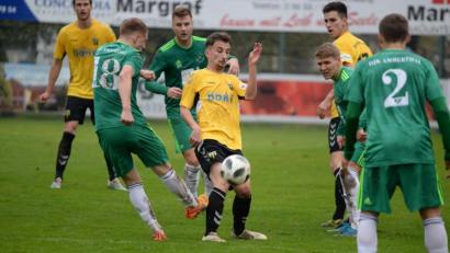 Bild: Andreas Brückmann
Mit 1:0 besiegte die DJK Ammerthal (grüne Trikots) am Sonntagnachmittag in der Fußball-Bayernliga Nord die SpVgg Bayern Hof. Torschütze des Tages war Andre Karzmarczyk (hier beim Schuss), der einen Elfmeter verwandelte.